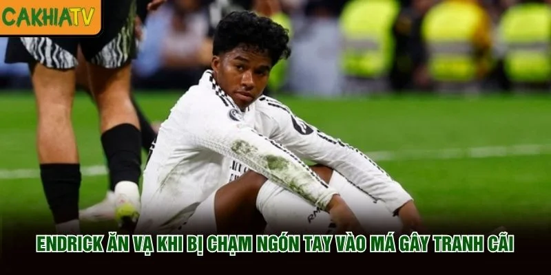 Endrick Ăn Vạ Khi Bị Chạm Ngón Tay Vào Má Gây Tranh Cãi